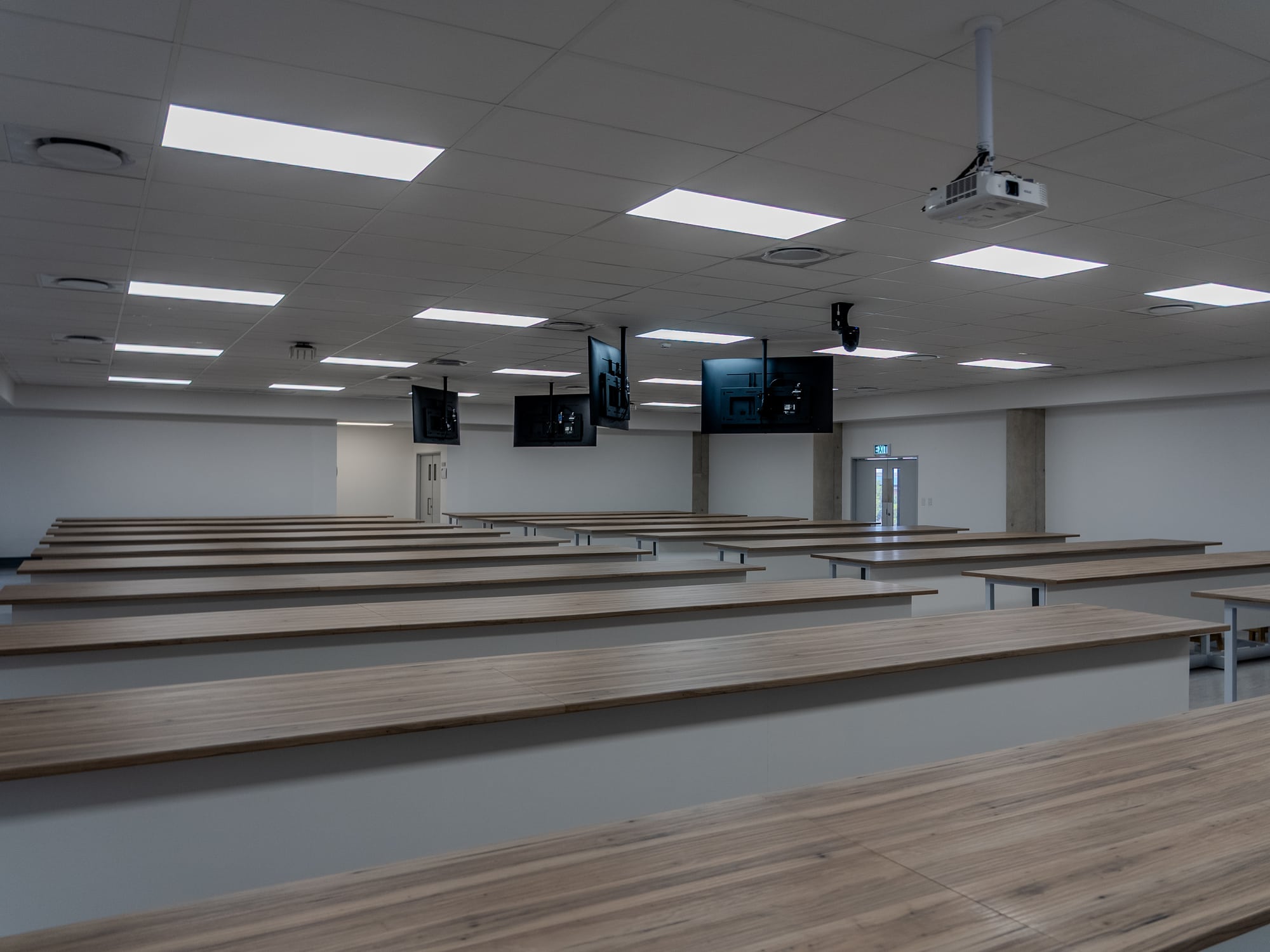 Column-free open-plan laboratory space spanning 14.5m cellular steel beams